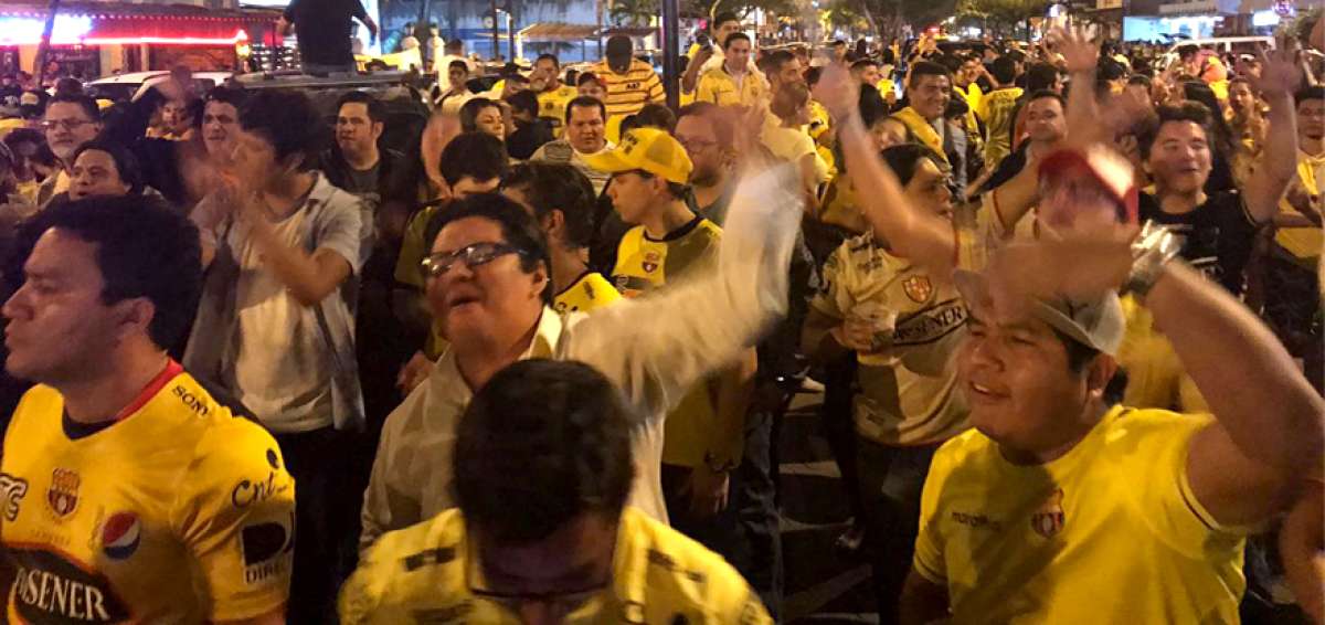 Barcelonistas se toman la V&iacute;ctor y festejan por el '&Iacute;dolo'