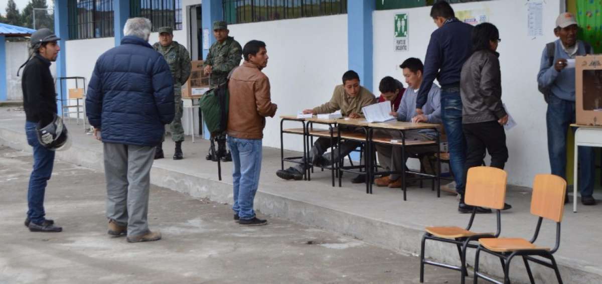 Ciudadanos se congregan en los recintos de Cotopaxi.