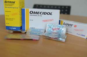 Parte de los medicamentos que se expenden libremente en la bah&iacute;a, pese a que tienen sellos de prohibida su venta.  FOTO: PRODUCCI&Oacute;N