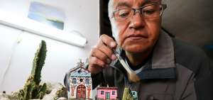 Jaime Puetate trabaja en ocasiones hasta 20 horas al d&iacute;a en sus creaciones art&iacute;sticas.