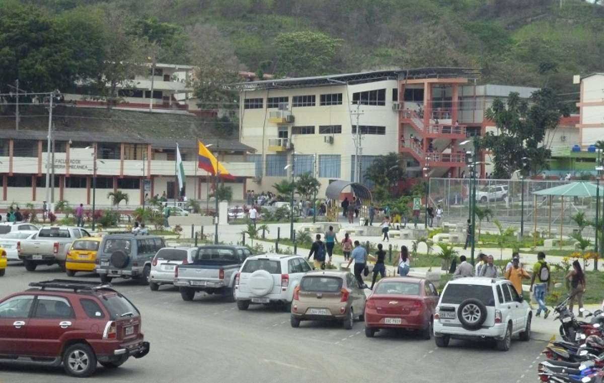Se estima que alrededor de 900 alumnos exigen la aprobaci&oacute;n de sus tesis. Foto: Luis Freire / El Tel&eacute;grafo