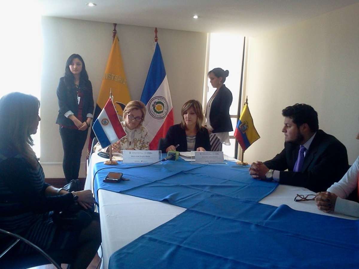 Mar&iacute;a Jos&eacute; Alda&ntilde;a, embajadora de Paraguay (izq.) suscribe el convenio junto con la viceministra del Miduvi. Foto: Gabriela Castillo / EL TEL&Eacute;GRAFO