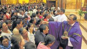 Los cat&oacute;licos acudir&aacute;n masivamente hoy a las iglesias para recibir la ceniza. Se prev&eacute; que a la Catedral lleguen m&aacute;s de 3 mil personas. Foto: Jos&eacute; Luis LLivisaca |  El Tel&eacute;grafo