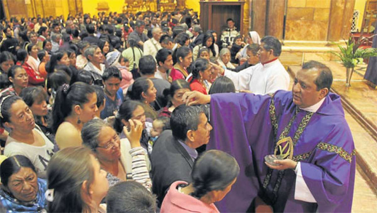 Los cat&oacute;licos acudir&aacute;n masivamente hoy a las iglesias para recibir la ceniza. Se prev&eacute; que a la Catedral lleguen m&aacute;s de 3 mil personas. Foto: Jos&eacute; Luis LLivisaca |  El Tel&eacute;grafo