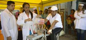 La ciudadan&iacute;a aprendi&oacute; a preparar comidas saludables en la feria del Centro de Salud C&oacute;ndor. Los m&eacute;dicos hicieron un batido en una llamativa licuadora. 