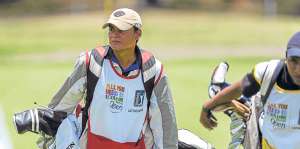 Len&iacute;n Martillo (izq.) fue uno de los caddies que acompa&ntilde;aron a los golfistas en el Ecuador Open. Foto: &Aacute;lvaro P&eacute;rez.
