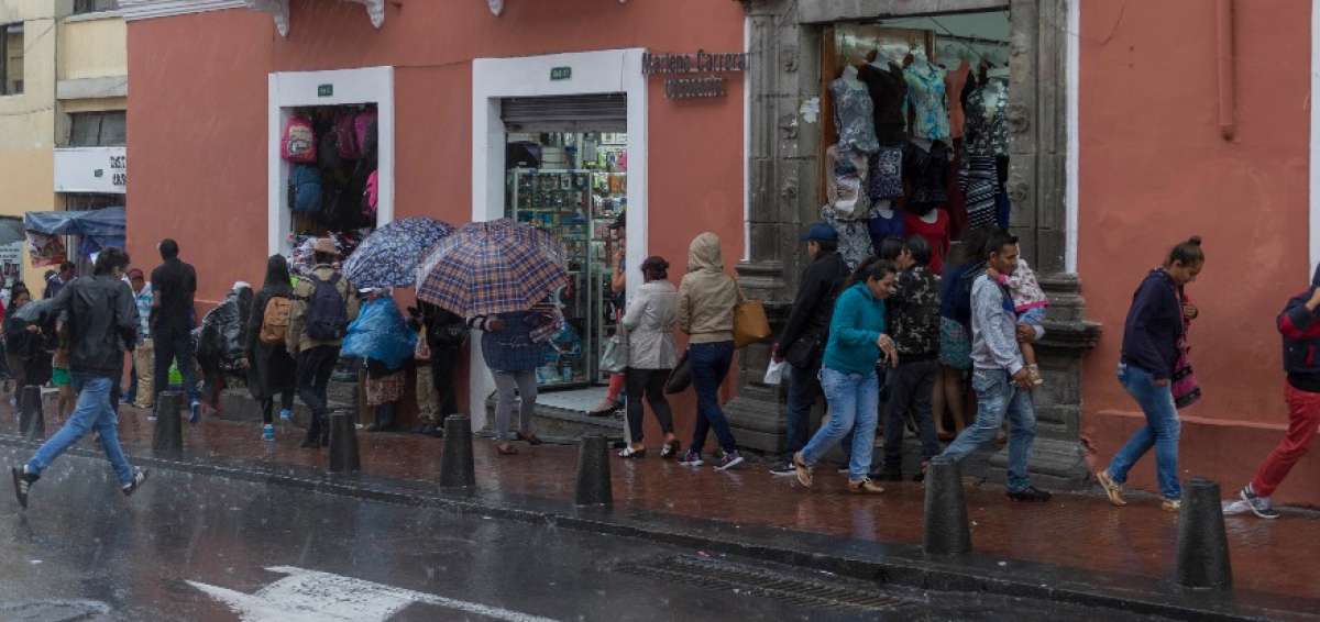 La fuerte lluvia de Quito no impidi&oacute; las compras navide&ntilde;as