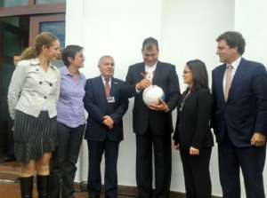 Esta ma&ntilde;ana, en el marco de la ceremonia de Cambio de Guardia, el presidente Correa firm&oacute; el bal&oacute;n. Foto: Cortes&iacute;a Presidencia 