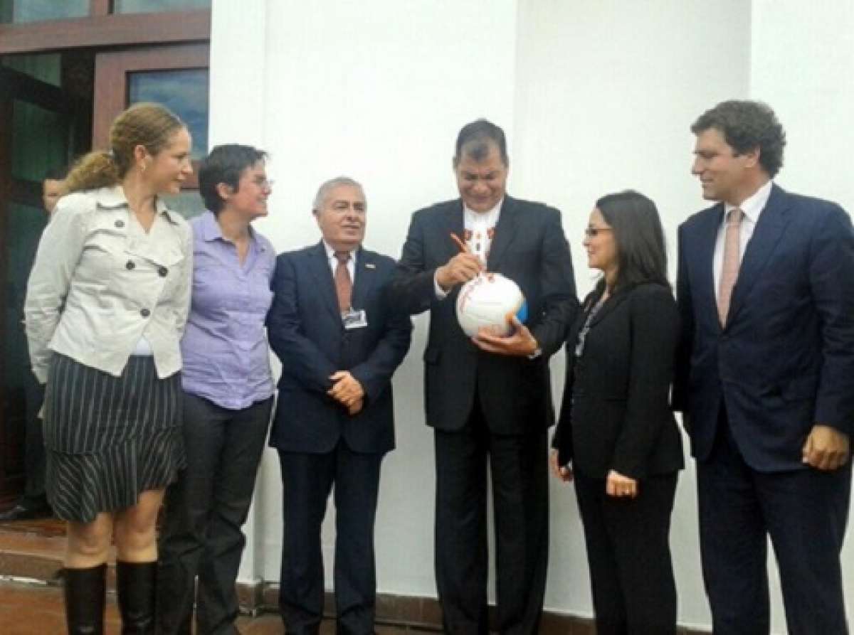 Esta ma&ntilde;ana, en el marco de la ceremonia de Cambio de Guardia, el presidente Correa firm&oacute; el bal&oacute;n. Foto: Cortes&iacute;a Presidencia 