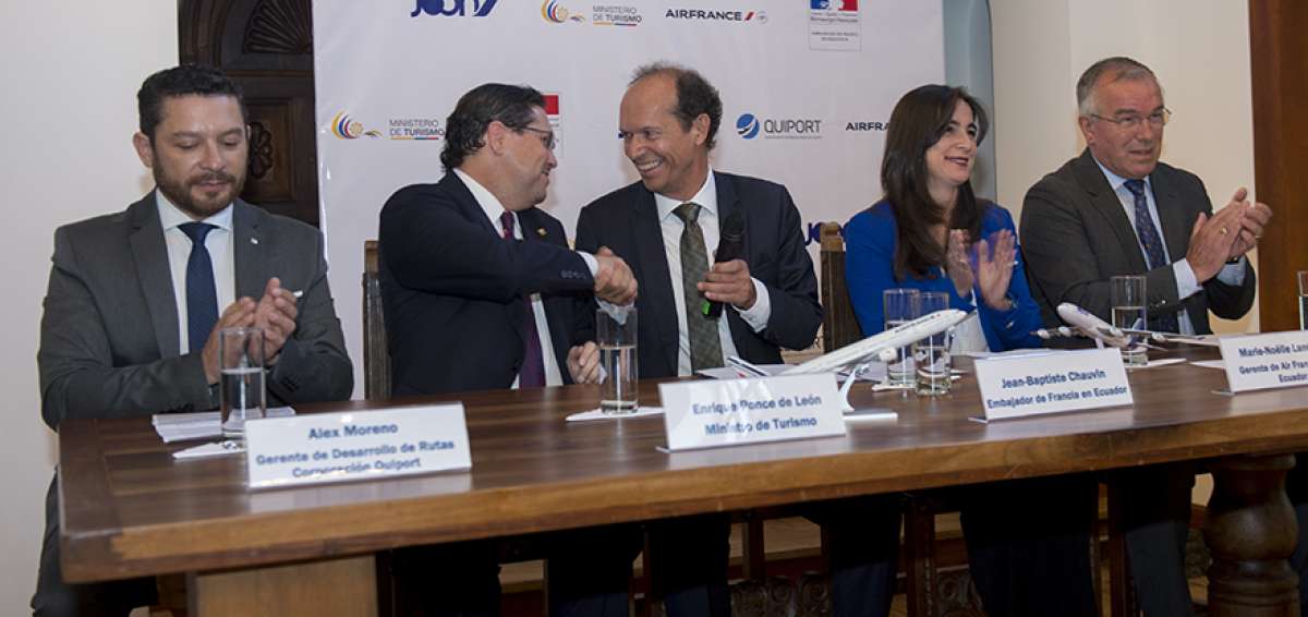 En la Embajada de Francia, el ministro de Turismo, Enrique Ponce de Le&oacute;n, y el embajador Jean Baptiste Chauvin presentaron la nueva ruta Quito-Par&iacute;s.  