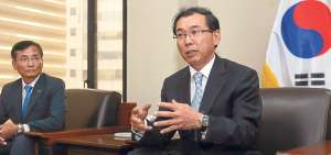 El embajador de la Rep&uacute;blica de Corea, Lee Eun-chul (der.) y Kookbo Yang, presidente regional de Kontra, presidir&aacute;n el evento de hoy.