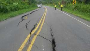 Rotura de alcantarilla provoca hundimiento de carretera de Esmeraldas