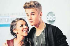Pattie Mallette  y Justin Bieber. Su madre lo acompa&ntilde;a a la mayor&iacute;a de los eventos.