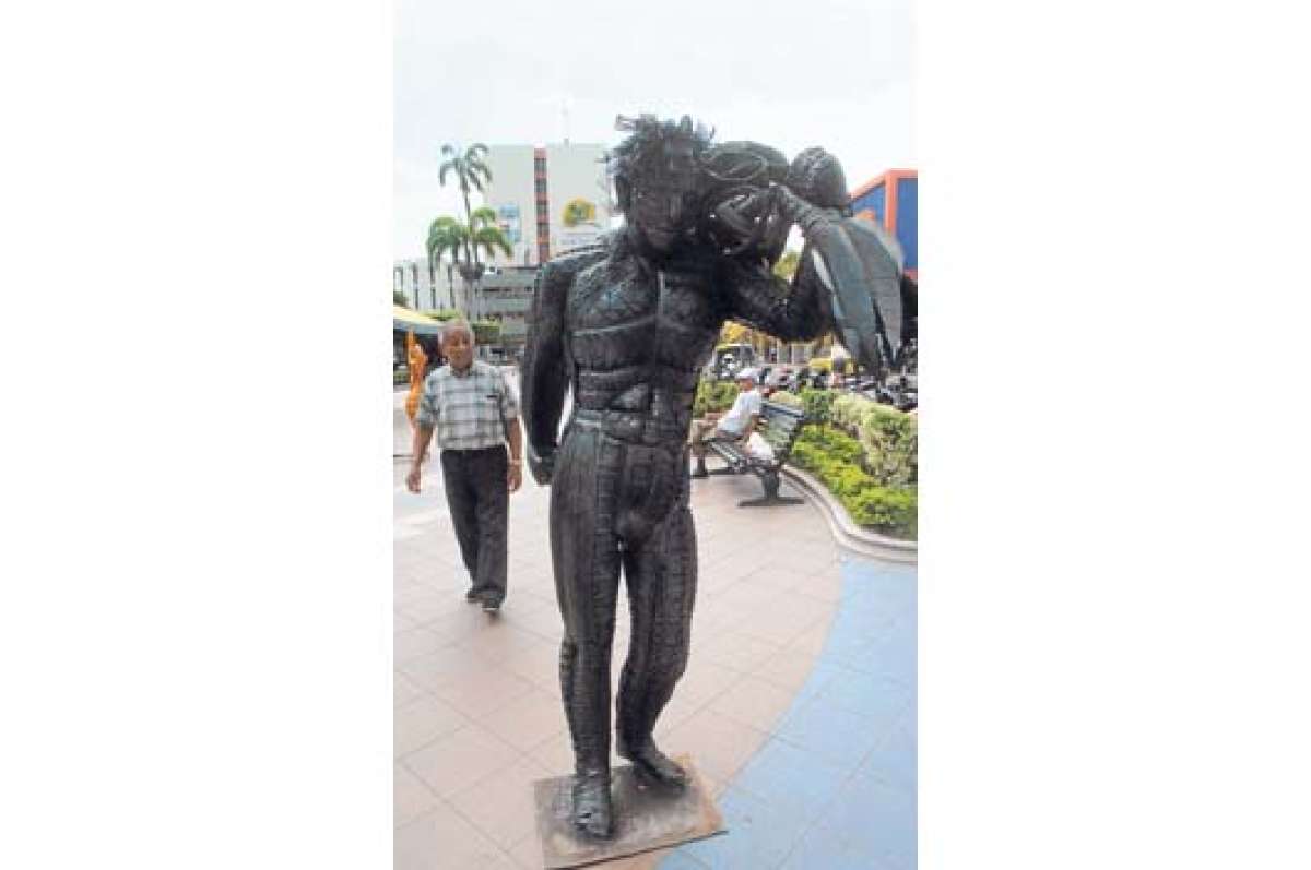 El Bananero, figura hecha a base de llantas de motos, carros, y hasta de bicicletas. Se exhibe en el parque Juan Montavo de la ciudad de Machala. Foto: Fabricio Cruz / El Tel&eacute;grafo