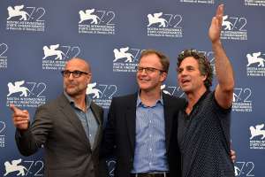El director y actor Thomas McCarthy junto a los actores Mark Ruffalo y Stanley Tucci durante la presentaci&oacute;n de la pel&iacute;cula "Spotlight". Foto de AFP.