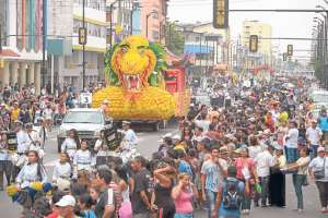 El veh&iacute;culo sobre la Colonia China en la ciudad fue uno de los que m&aacute;s gust&oacute; a los asistentes en el &ldquo;Desfile C&iacute;vico&rdquo;. Luci&oacute; un drag&oacute;n gigante. Foto: Eduardo Escobar