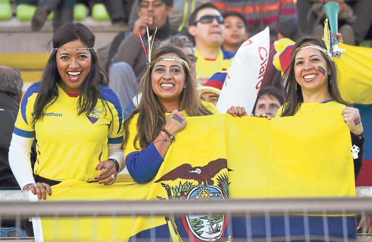 Tanto en el partido frente a Chile, en el Estadio Nacional, como en Valpara&iacute;so, frente a Bolivia, la hinchada ecuatoriana se ha hecho sentir mostrando banderas y entonando c&aacute;nticos. Foto: AFP