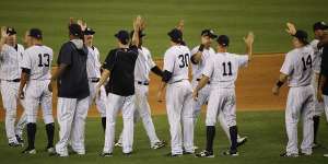 Los Yankees celebran el triunfo 13-3 sobre los Medias Rojas de Boston. Foto: @Yankees