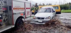 Personal del Cuerpo de Bomberos de Quito rescataron la tarde de ayer a una persona atrapada en una torrendada de agua al sur de la ciudad.
