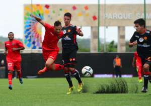 Patrick Qui&ntilde;&oacute;nez (rojo) disputa el bal&oacute;n con los defensa de Aucas. Foto: Miguel Castro / El Tel&eacute;grafo.