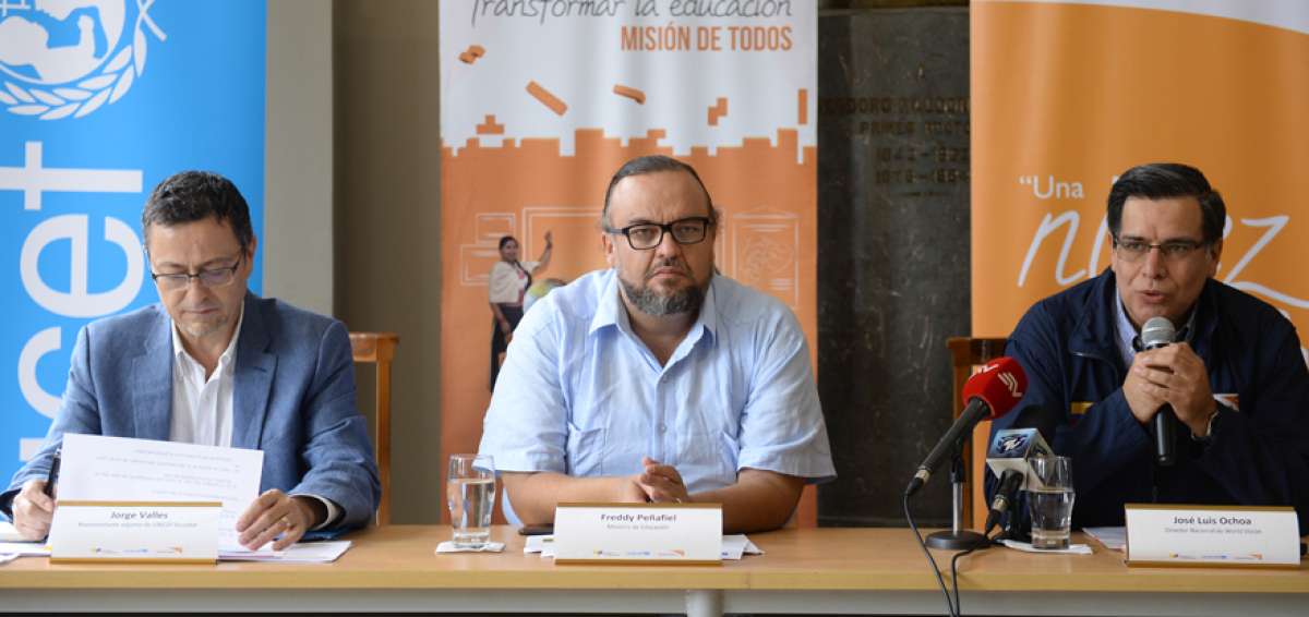 El ministro de Educaci&oacute;n, Freddy Pe&ntilde;afiel (centro), present&oacute; ayer las cifras de la investigaci&oacute;n nacional sobre casos de violencia y de acoso escolar o bullying.