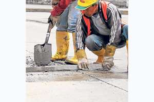 Calles y veredas de la capital azuaya reciben mantenimiento