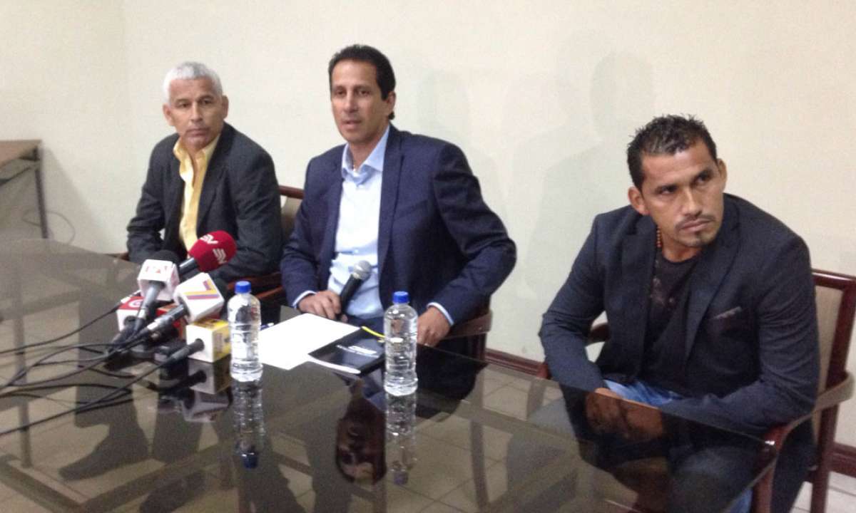 Cevallos estuvo acompa&ntilde;ado por Jimmy Montanero (i) y Nicol&aacute;s Asencio (d), exjugadores amarillos. Foto: @dandreamaiquema
