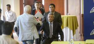El presidente electo Len&iacute;n Moreno saluda al fiscal general, Galo Chiriboga, durante un encuentro esta semana.