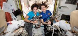 Jessica Meir y Christina Koch reemplazar&aacute;n uno de los controles de carga y descarga de las bater&iacute;as que recogen la energ&iacute;a de los paneles solares en la estaci&oacute;n internacional.