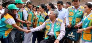 El presidente Len&iacute;n Moreno saluda a profesionales de la salud que forman parte de la estrategia en Santa Elena.