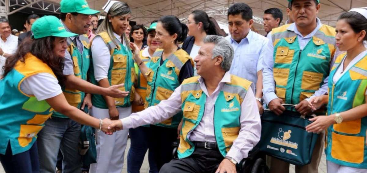 El presidente Len&iacute;n Moreno saluda a profesionales de la salud que forman parte de la estrategia en Santa Elena.