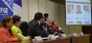 Las autoridades muestran la p&aacute;gina web donde constan fotos y datos de personas desaparecidas.