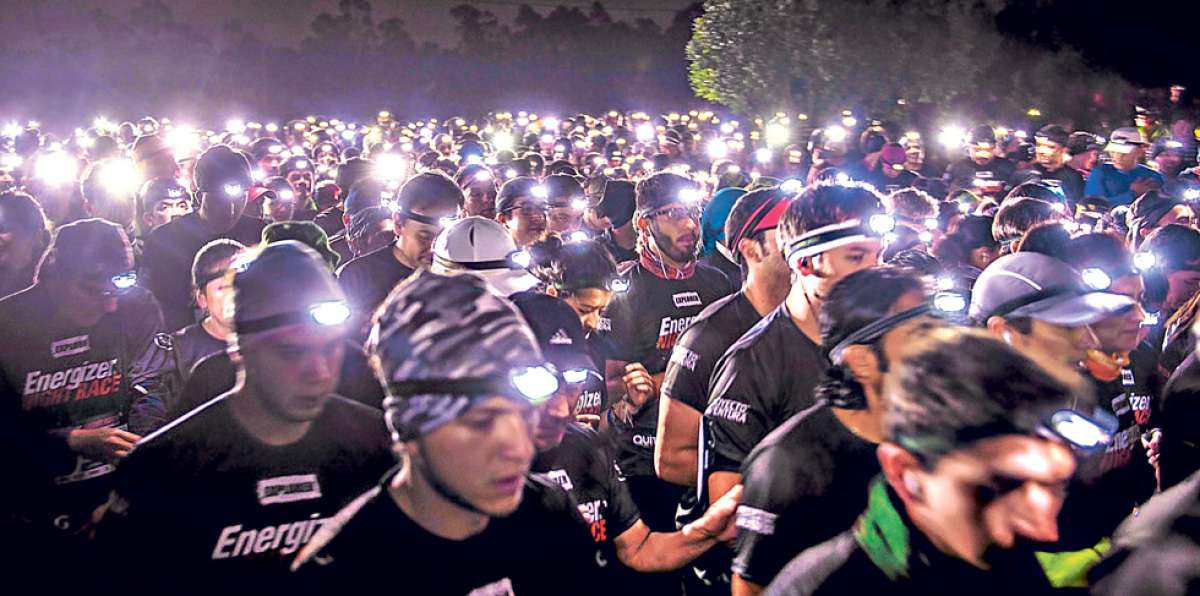 Los 2.000 competidores se agruparon en la partida y tras una cuenta regresiva empezaron la carrera. Foto: Marco Salgado / El Tel&eacute;grafo