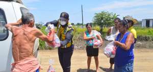 Los habitantes del pueblo se mostraron satisfechos al recibir los alimentos por parte de los empleados del Municipio de Samborond&oacute;n.