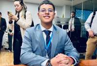 Dominique Serrano fue captado mientras dibujaba garabatos en una sesión de la Comisión de Transparencia que trataba los incumplimientos de la empresa Progen.