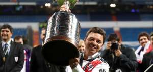 Marcelo Gallardo, DT de River Plate, levanta la Copa Libertadores; el entrenador argentino no estuvo en el banco de suplentes, por sanci&oacute;n.