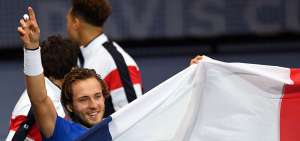 &rarr;El franc&eacute;s Lucas Pouille celebra su victoria en el quinto partido.