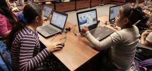 Alumnas de primaria participan en talleres digitales en una escuela de Guadalajara. Son parte del programa &lsquo;Ni&ntilde;as STEM Pueden: Red de mentoras&rsquo;.   
