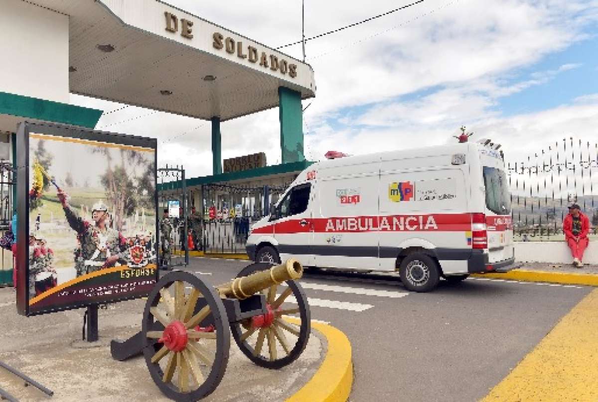 M&eacute;dicos y param&eacute;dicos del Ecu 911 y del Ministerio de Salud P&uacute;blica atendieron a los afectados de la Esforse. Foto: Roberto Ch&aacute;vez / El Tel&eacute;grafo
