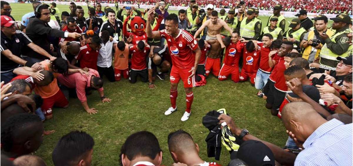 Los jugadores del Am&eacute;rica, junto con miembros del cuerpo t&eacute;cnico, dirigentes y empleados celebran el ascenso en el estadio Pascual Guerrero de Cali.