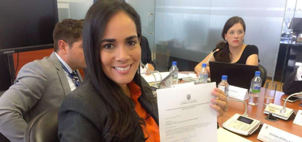 Viviana Bonilla tuite&oacute; la foto del documento firmado que avala la creaci&oacute;n del grupo.