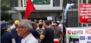 Jubilados protestan en agencia matriz del IESS en Guayaquil