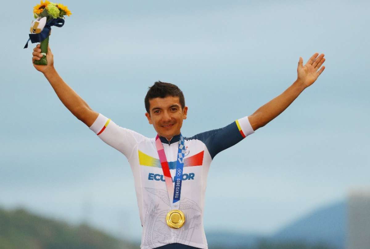 Ineos Grenadier rinde homenaje a Richard Carapaz