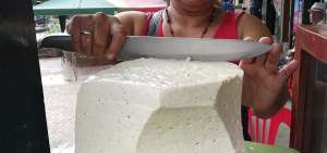 El delicioso y tierno queso chonero se vende a diario en el centro de la parroquia. Fel&iacute;cita Cruz entrega el producto a due&ntilde;os de restaurantes locales.