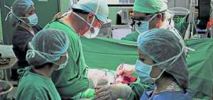 Al paciente, de tres meses de edad, se le practic&oacute; la reparaci&oacute;n de la coartaci&oacute;n de la aorta.