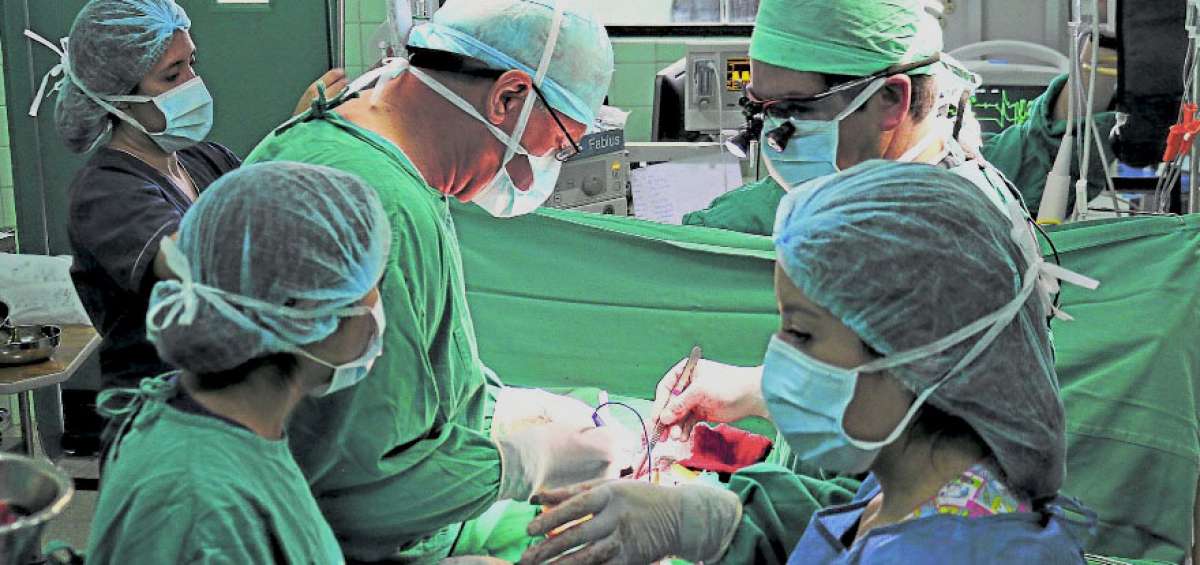 Al paciente, de tres meses de edad, se le practic&oacute; la reparaci&oacute;n de la coartaci&oacute;n de la aorta.