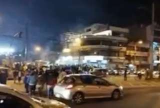 Gran afluencia de peatones en las vías a los alrededores del estadio Gonzalo Pozo Ripalda