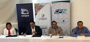En Manta se reunieron el ministro de Comercio Exterior, Pablo Campana (i); Juan J&aacute;come de la CFN y Olmedo Zambrano, presidente de Ceipa.