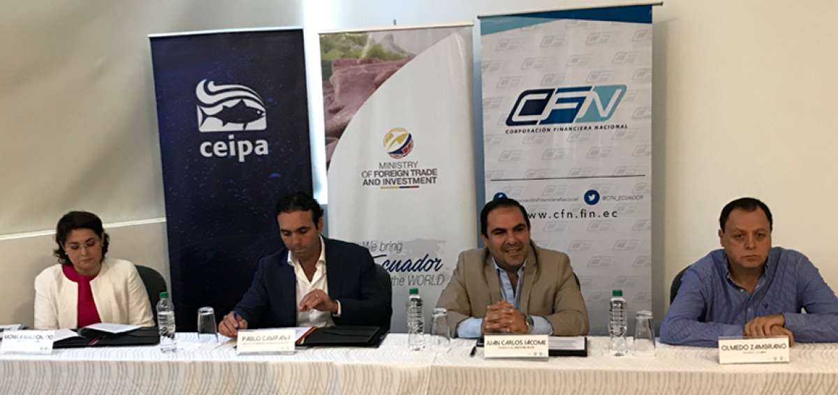 En Manta se reunieron el ministro de Comercio Exterior, Pablo Campana (i); Juan J&aacute;come de la CFN y Olmedo Zambrano, presidente de Ceipa.