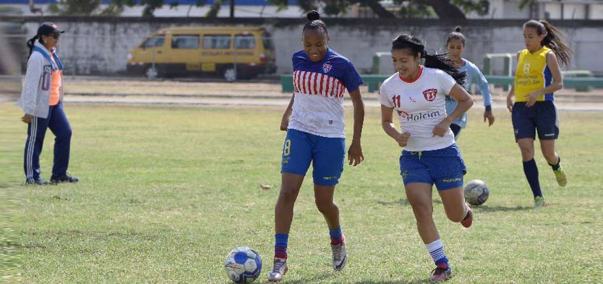 &Eacute;rika V&aacute;squez (con el bal&oacute;n) es una volante ofensiva con buen cambio de ritmo; es la goleadora del certamen.  